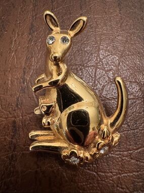 Brooche Vintage Avon Kangaroo with Flowers & Rhinestones